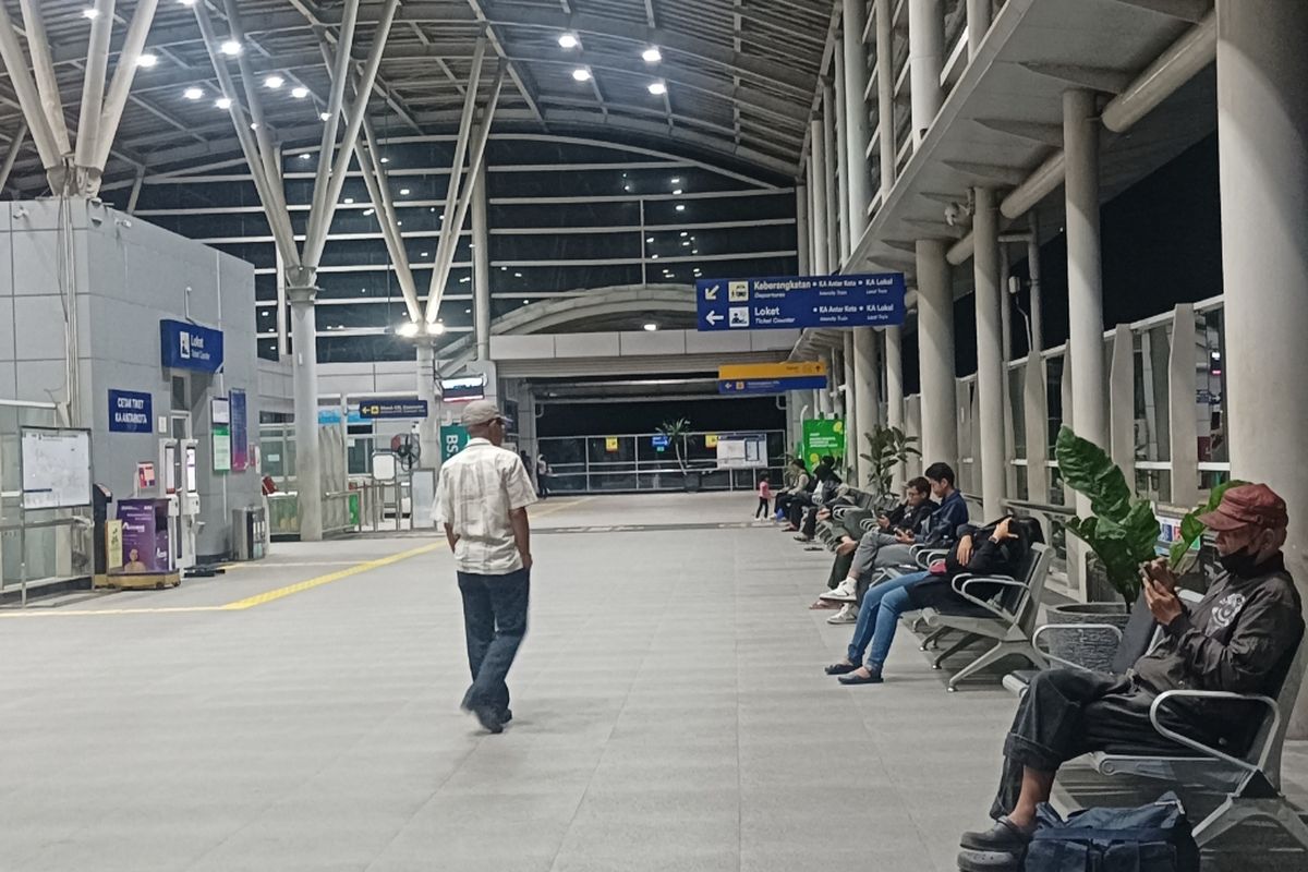 Fenomena Penumpang Menginap di Stasiun Cikarang: Antrean Panjang dan Strategi Warga Menghadapi Keterbatasan Transportasi